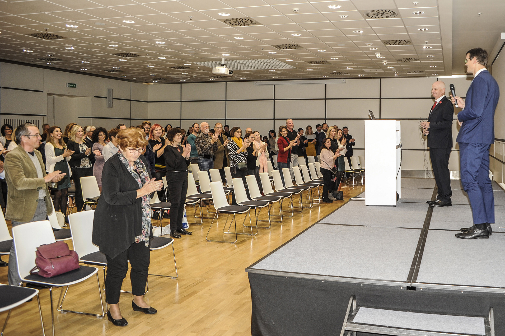 Aplaus ve stoje po přednášce Prof. Jana Betky: 70 let s otorinolaryngologií